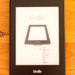 Kindle Paperwhite 2 trên mặt bàn gỗ