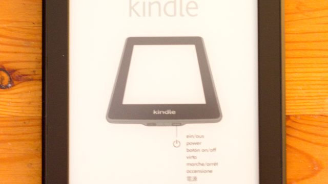 Kindle Paperwhite 2 trên mặt bàn gỗ