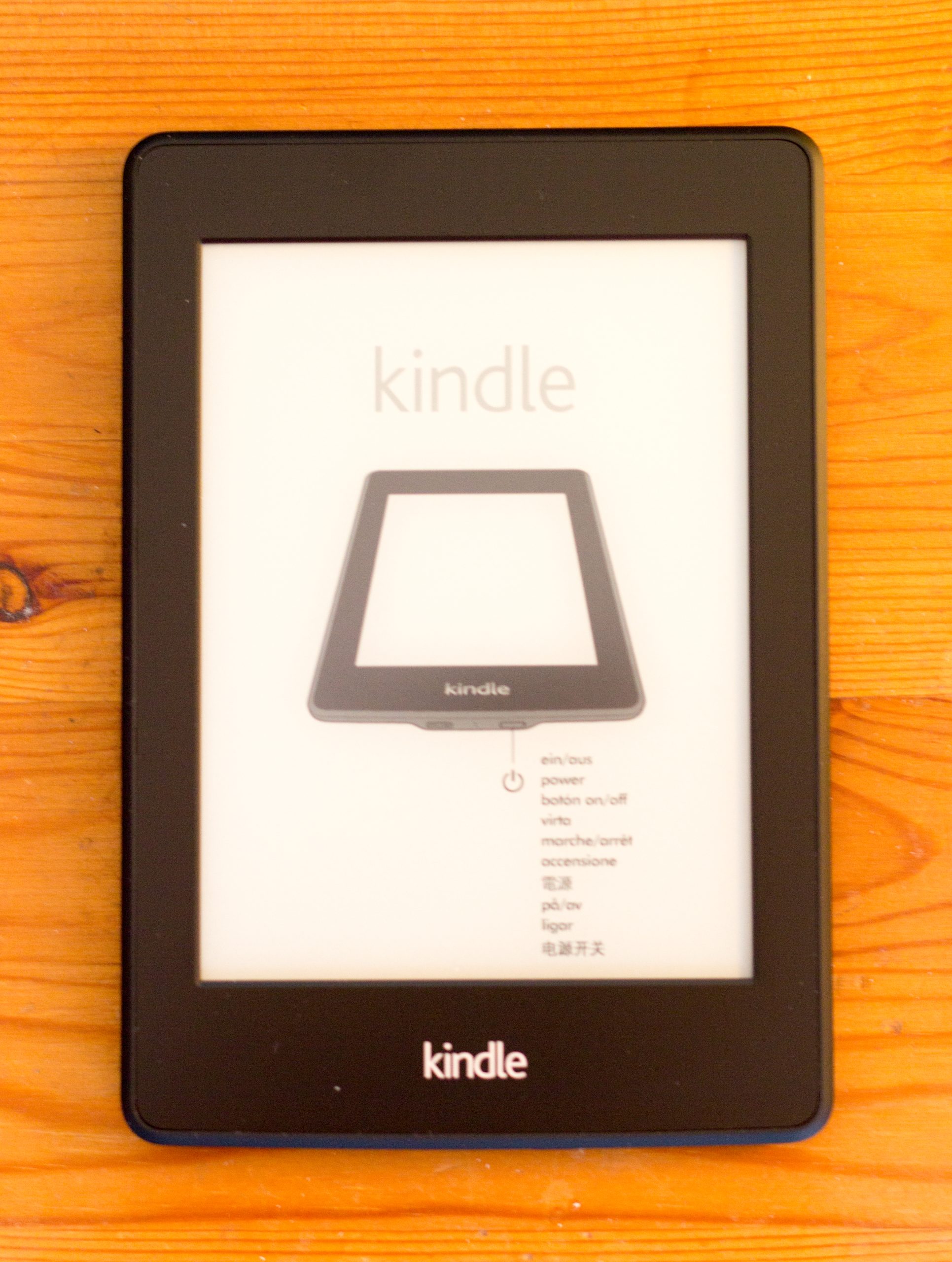 Kindle Paperwhite 2 trên mặt bàn gỗ