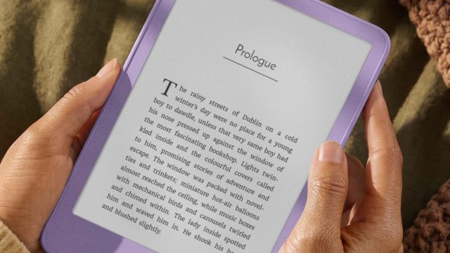 Kindle thế hệ mới màu Ube với màn hình phẳng liền viền