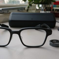 Kính Even Realities G2, hộp sạc và nhẫn R1 trên mặt bàn