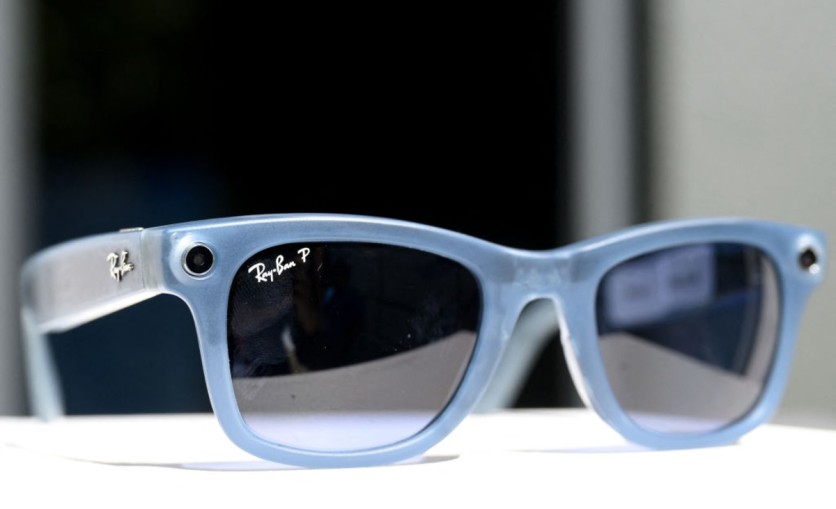 Kính Ray-Ban gọng trong được trưng bày, thấy các cụm tròn ở góc ngoài.