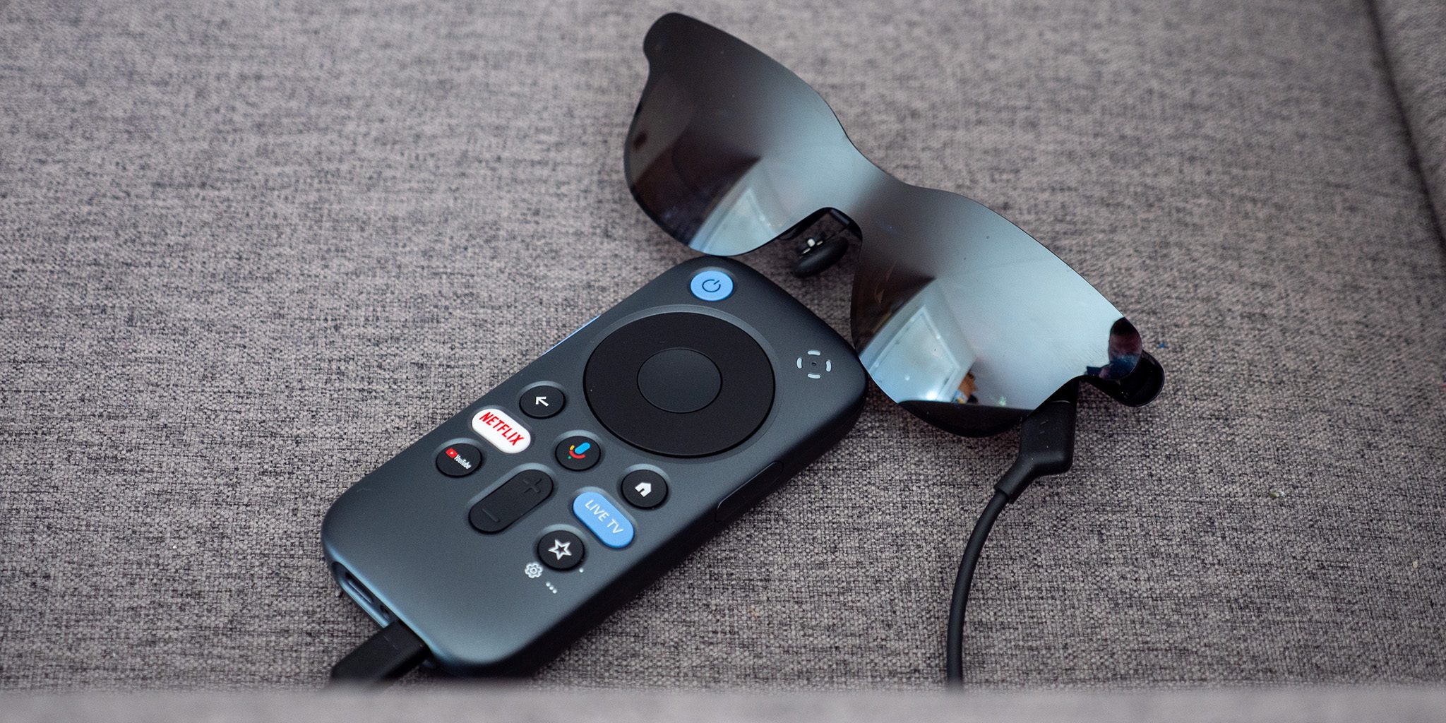 Kính RayNeo GT nối cáp với bộ phát Pocket TV Pro