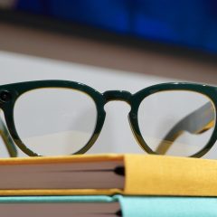 Kính Samsung Android XR do Warby Parker thiết kế đặt trên sách