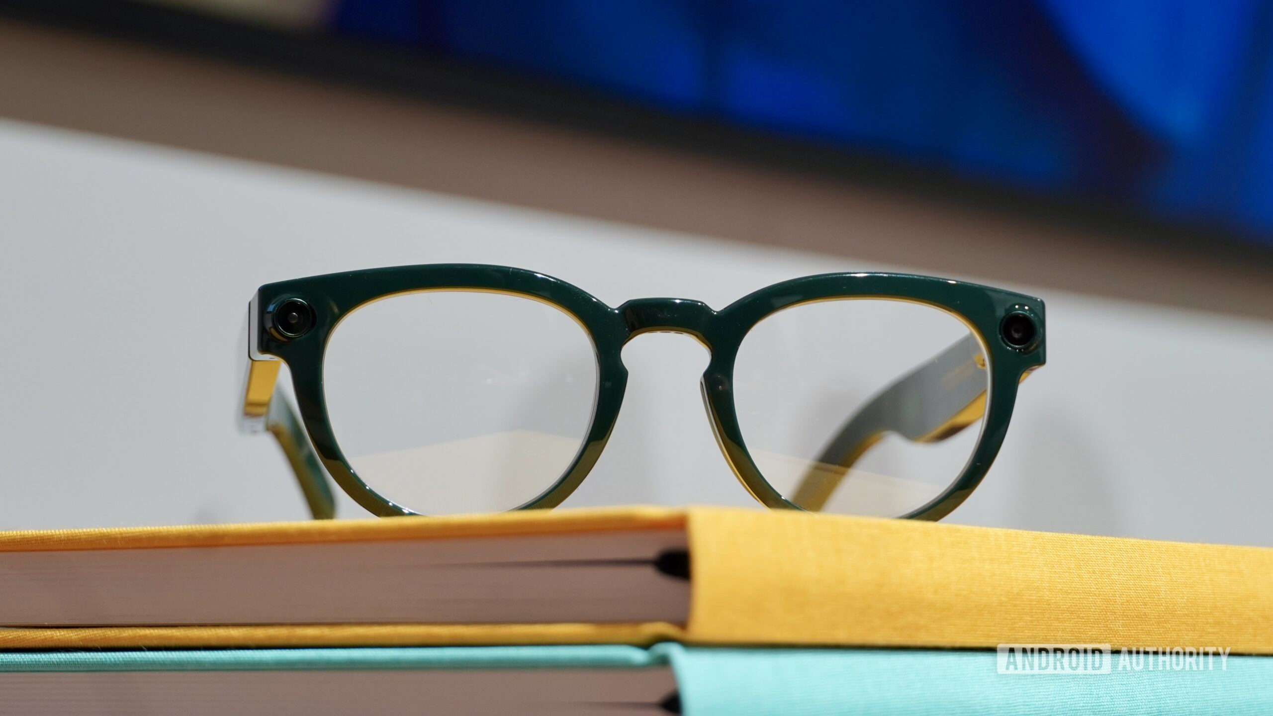 Kính Samsung Android XR do Warby Parker thiết kế đặt trên sách