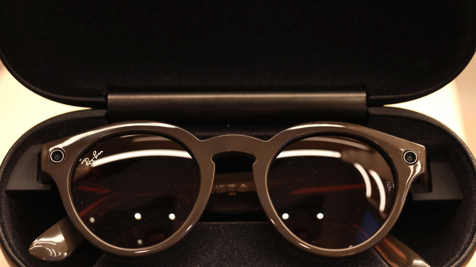 Kính thông minh Ray-Ban đặt trong hộp với các cụm tròn ở hai góc gọng.