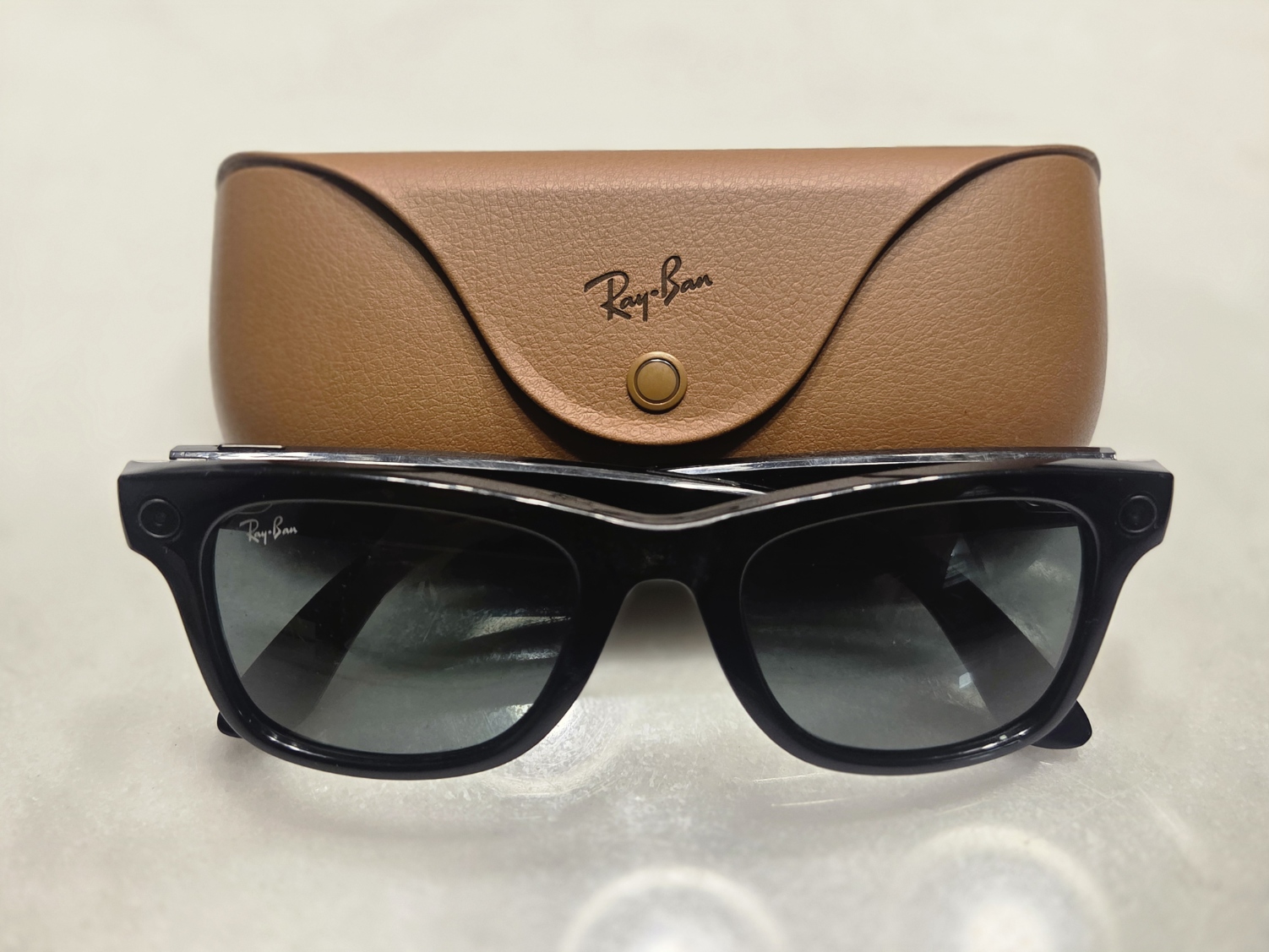 Kính thông minh Ray-Ban Meta và hộp sạc