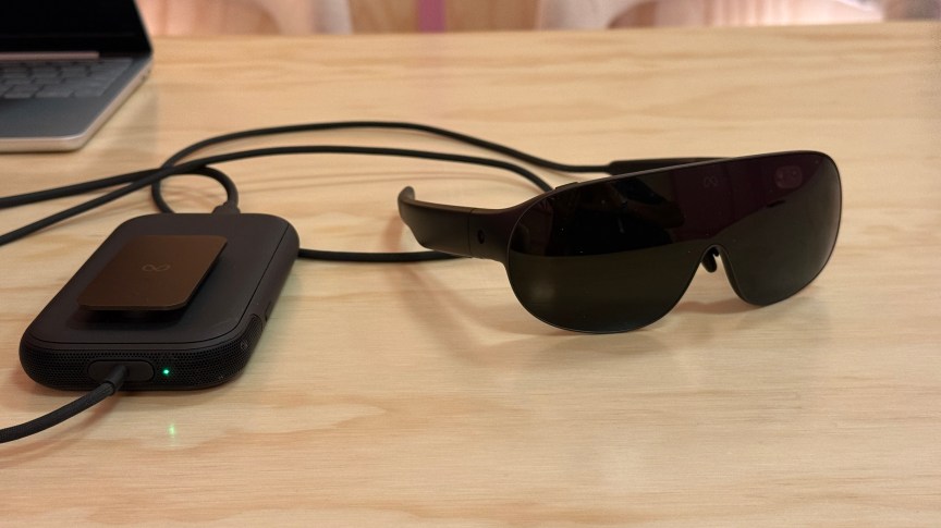 Kính VR Glasses của Meta nối với thiết bị xử lý dạng puck