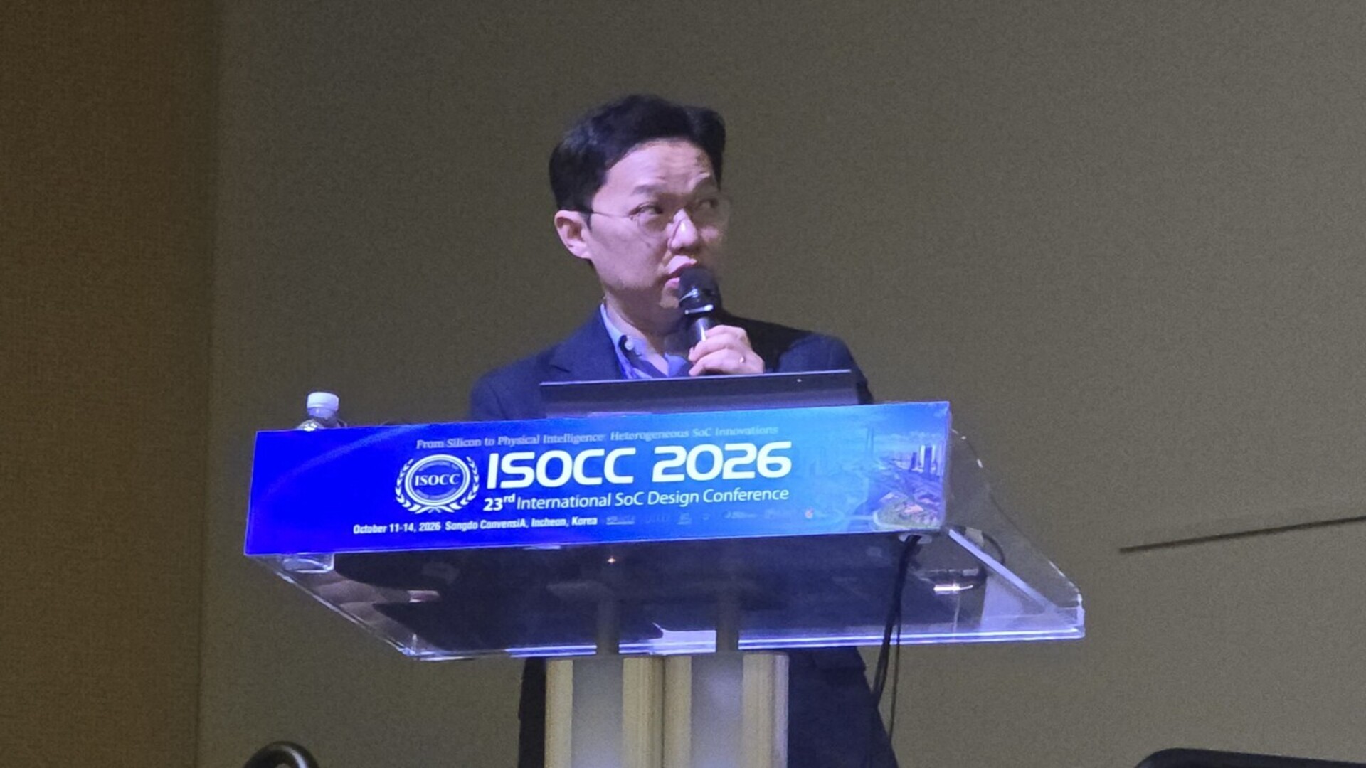 Koo In-je trình bày tại hội nghị ISOCC 2026