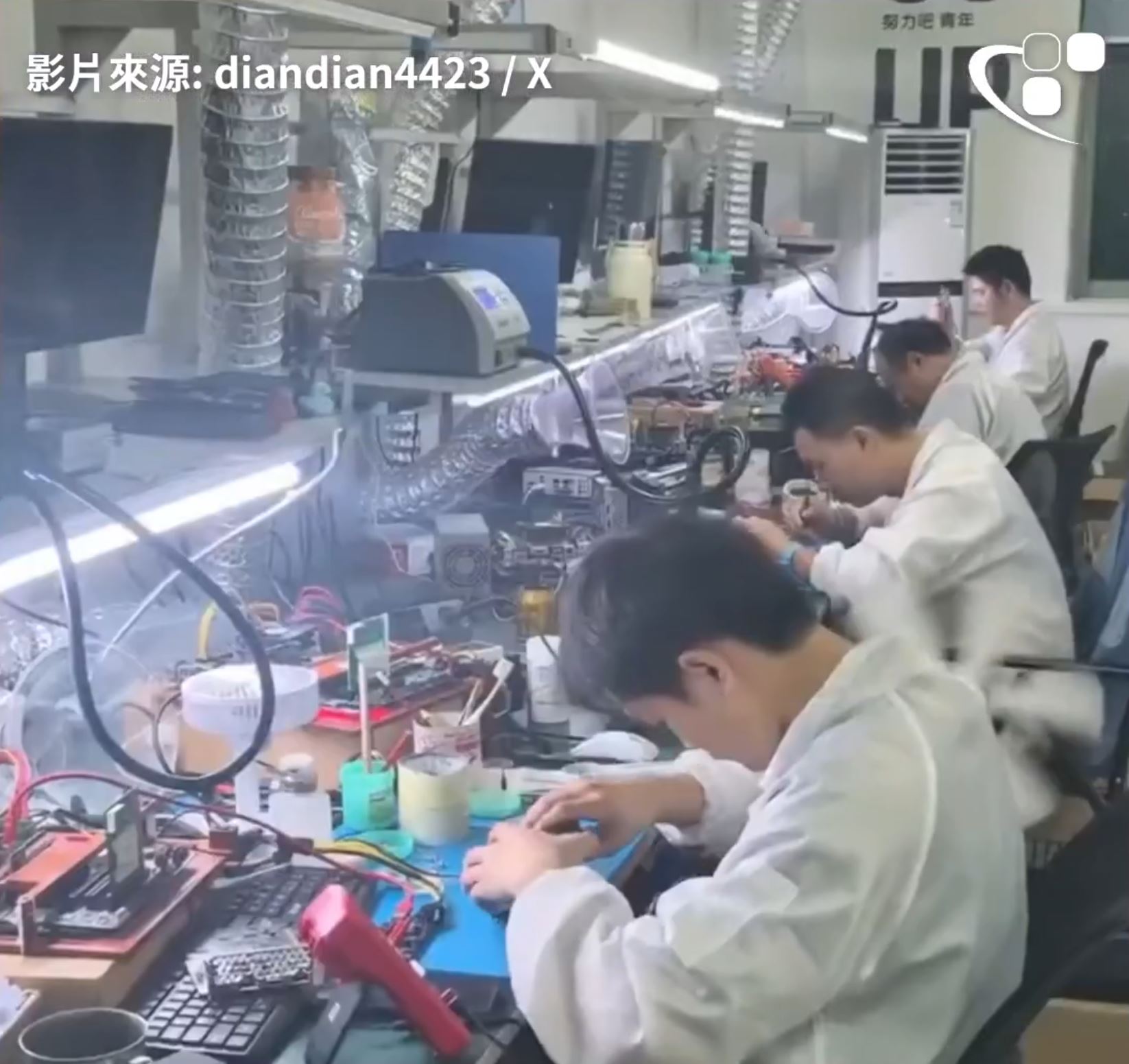 Kỹ thuật viên thao tác trên bo mạch tại bàn làm việc