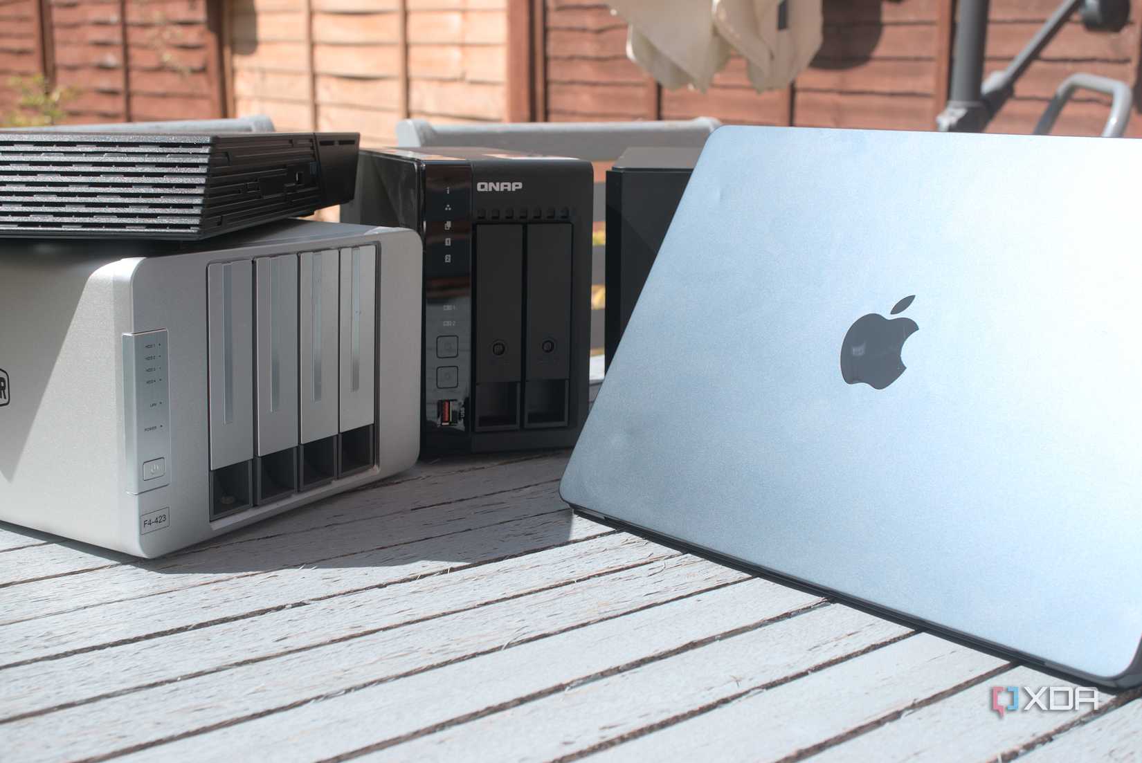 Laptop đặt cạnh các thiết bị NAS nhiều khay