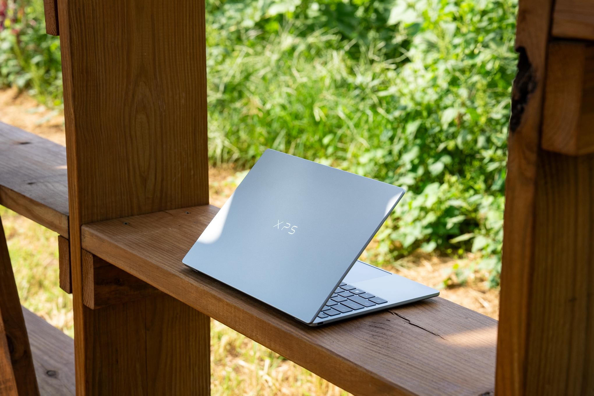 Laptop Dell XPS 13 nhìn từ phía nắp