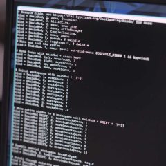 Laptop Framework chạy Arch Linux với Hyprland