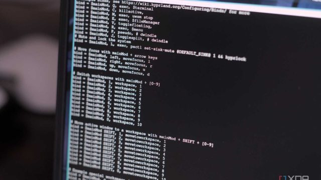 Laptop Framework chạy Arch Linux với Hyprland