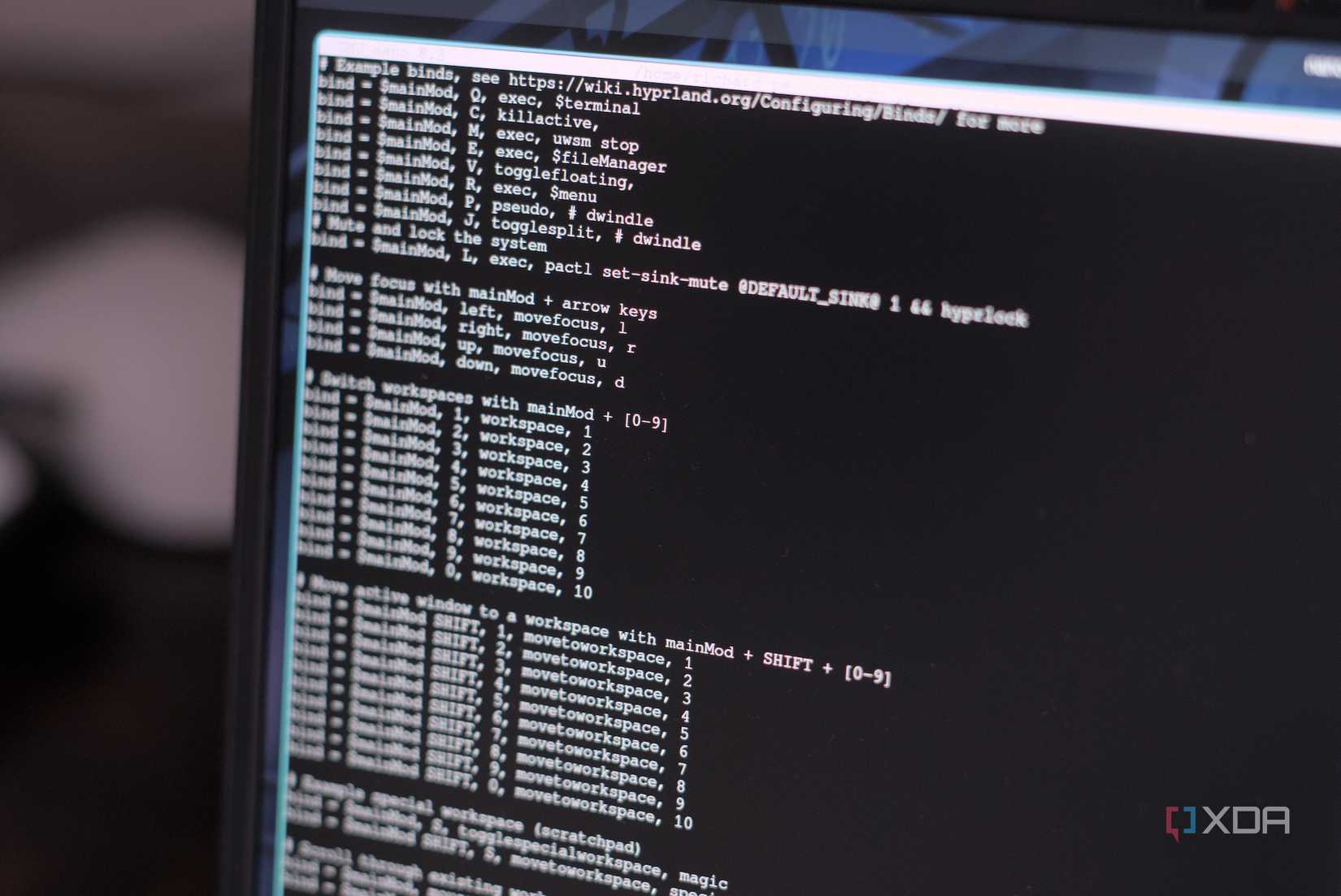 Laptop Framework chạy Arch Linux với Hyprland
