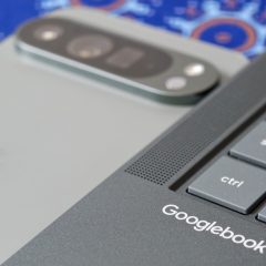 Laptop Googlebook đặt cạnh điện thoại Android kết nối đồng bộ