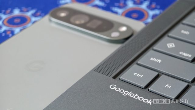Laptop Googlebook đặt cạnh điện thoại Android kết nối đồng bộ