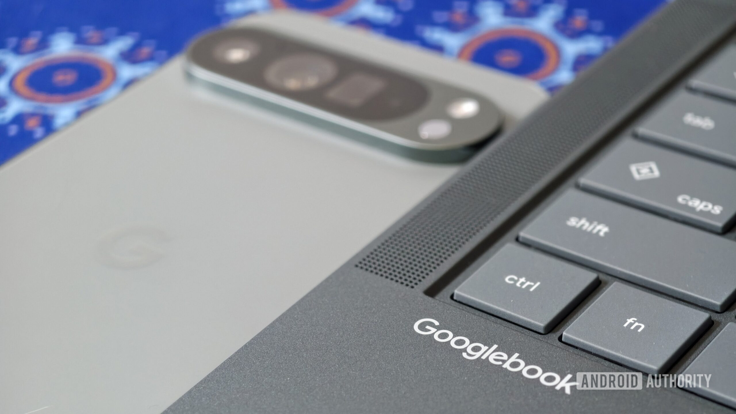 Laptop Googlebook đặt cạnh điện thoại Android kết nối đồng bộ