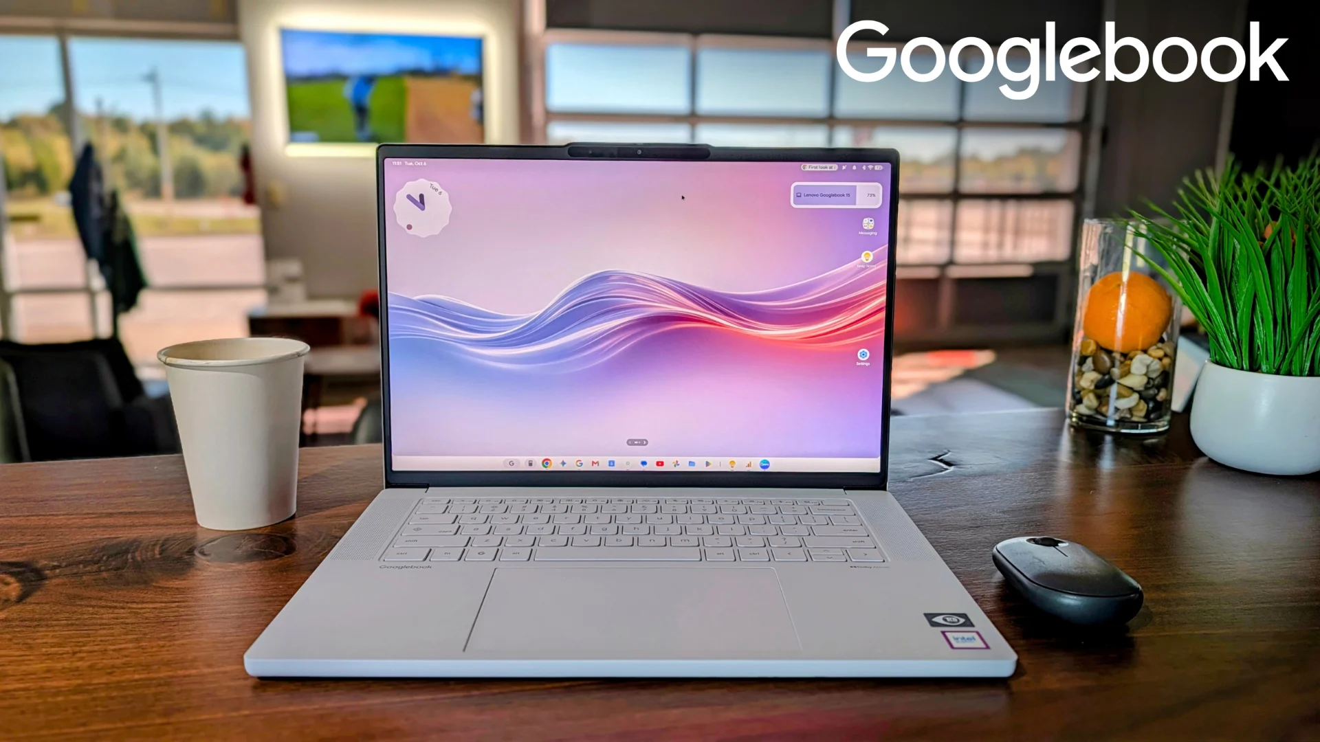 Laptop Googlebook hiển thị giao diện máy tính trên bàn