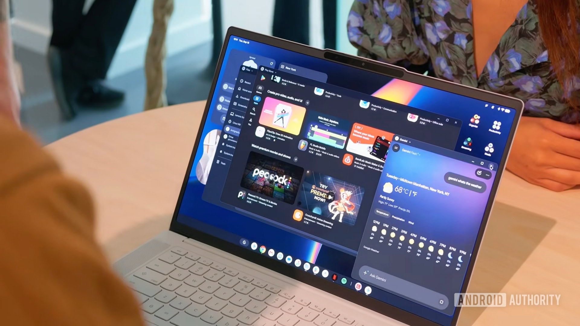 Laptop Googlebook hiển thị cửa hàng Google Play và các ứng dụng Android trên màn hình