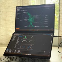 Laptop hai màn hình hiển thị NetBird và Proxmox