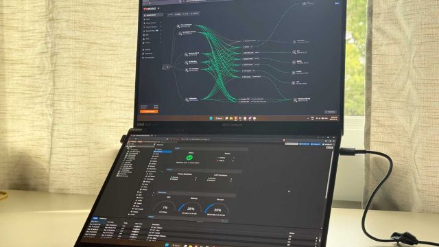 Laptop hai màn hình hiển thị NetBird và Proxmox