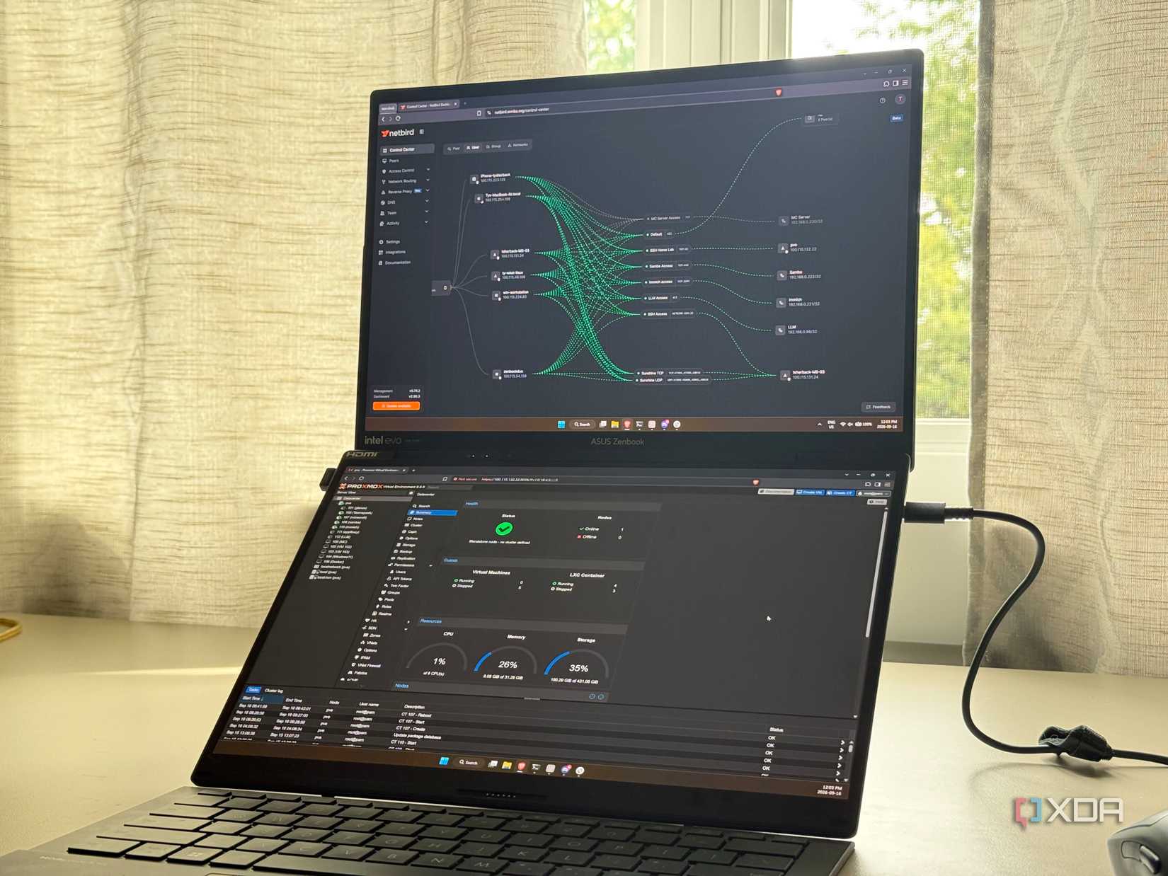 Laptop hai màn hình hiển thị NetBird và Proxmox