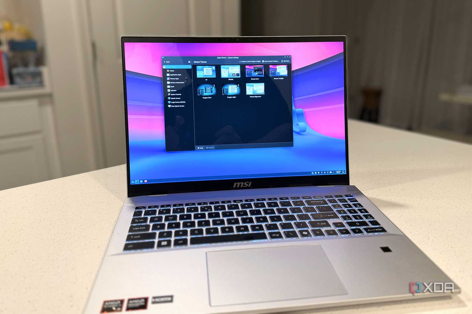 Laptop hiển thị System Settings của KDE Plasma