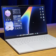 Laptop Lenovo Googlebook 15 mở trên bàn, chụp trực tiếp