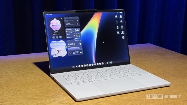 Laptop Lenovo Googlebook 15 mở trên bàn, chụp trực tiếp