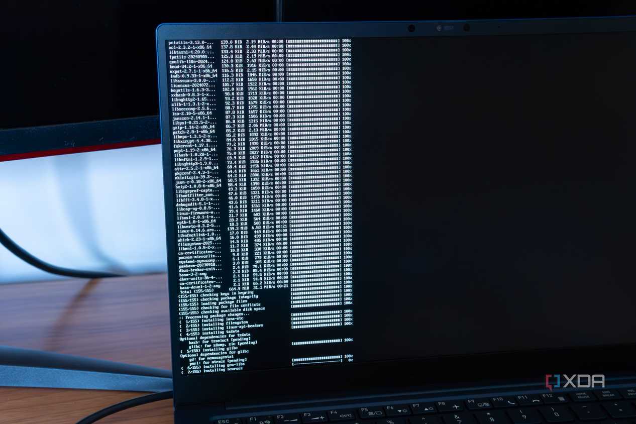 Laptop trong quá trình cài Arch Linux