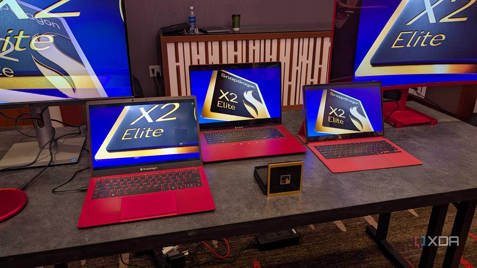 Laptop và thiết bị trưng bày Snapdragon X2 Elite tại sự kiện