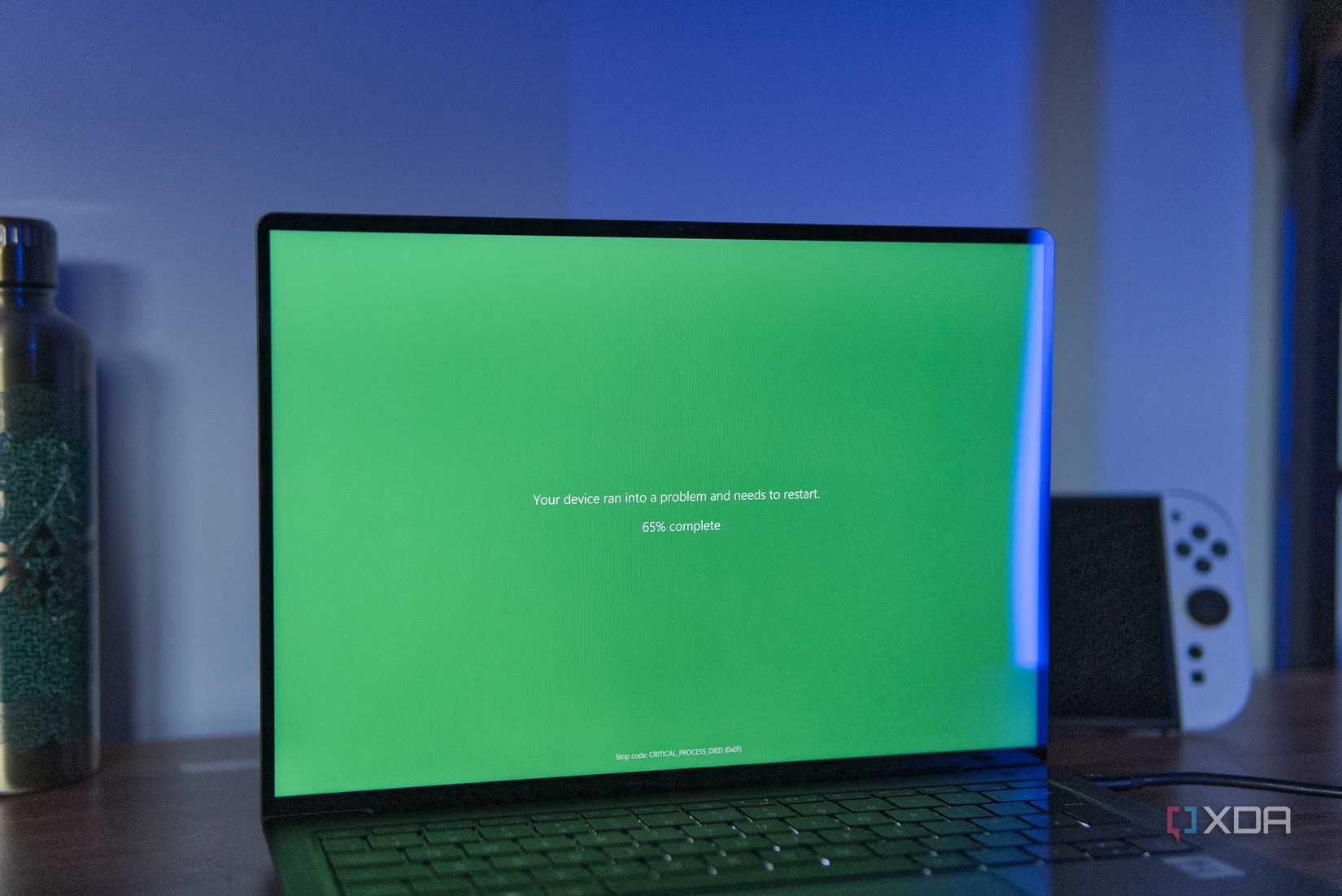 Laptop Windows 11 hiển thị màn hình xanh của Windows Insider