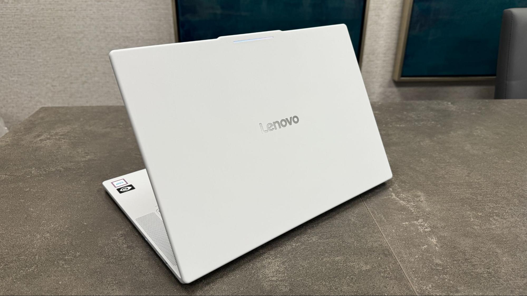 Lenovo Googlebook 15 chọn vỏ trắng và màn hình lớn, khác ngoại hình HP và Dell.