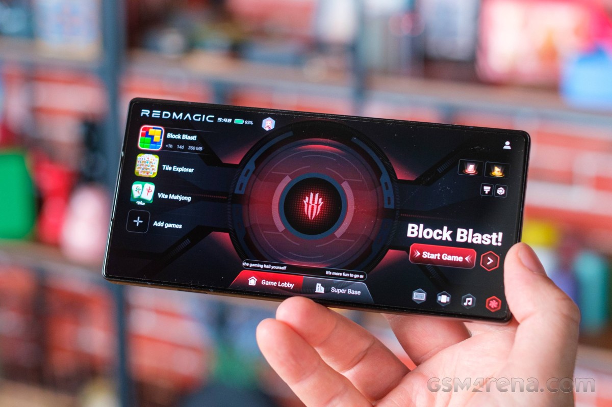 Điện thoại RedMagic đang mở giao diện chơi game
