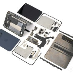 Các linh kiện iPhone Duo tháo rời trên bàn