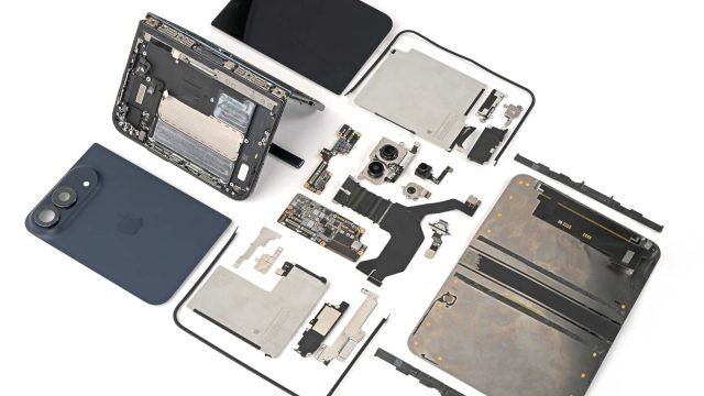 Các linh kiện iPhone Duo tháo rời trên bàn