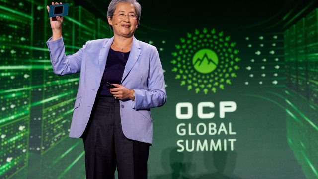 Lisa Su cầm CPU EPYC Verano tại sự kiện OCP Global Summit.