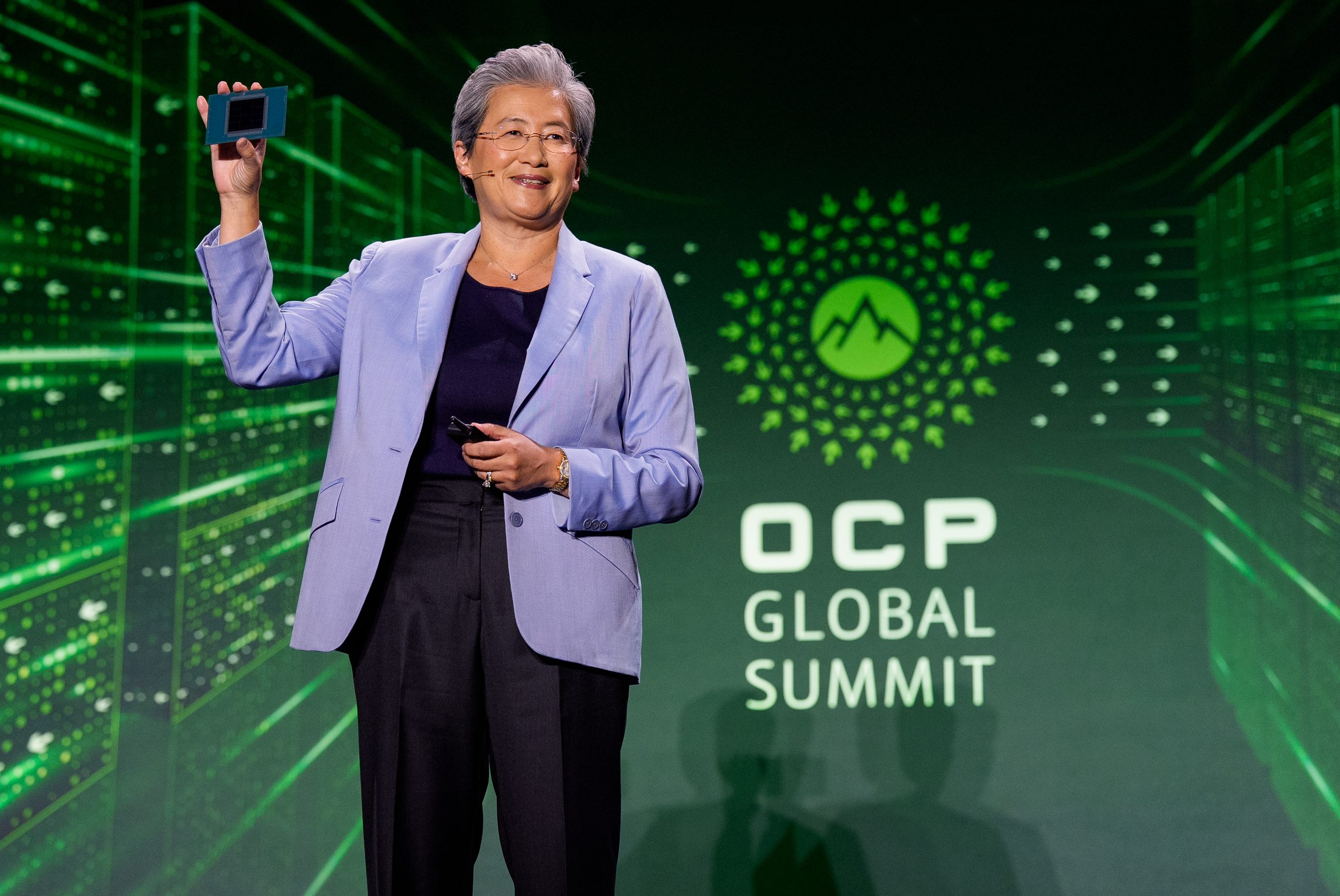 Lisa Su cầm CPU EPYC Verano tại sự kiện OCP Global Summit.