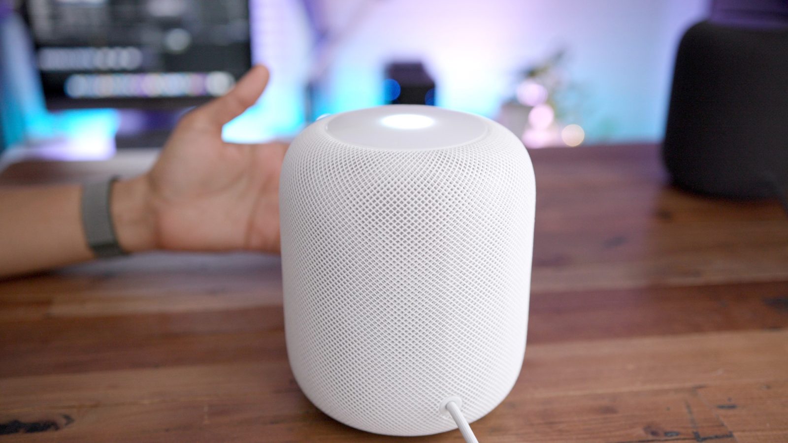 Loa Apple HomePod với mặt cảm ứng trên đỉnh loa