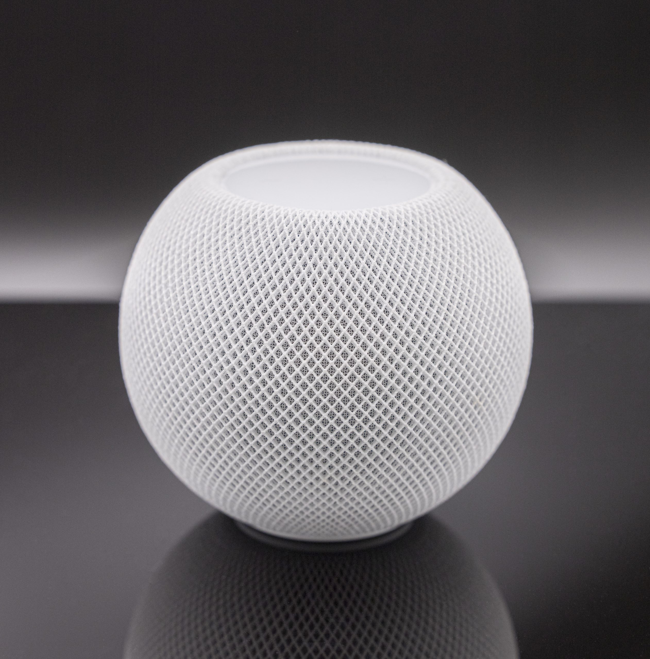 Loa Apple HomePod mini màu trắng, hình cầu bọc lưới