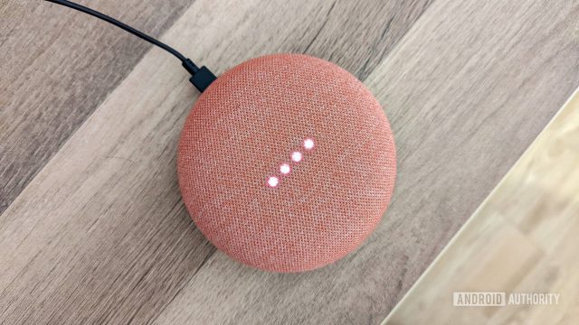 Loa Google Home Mini màu san hô với đèn báo đang sáng