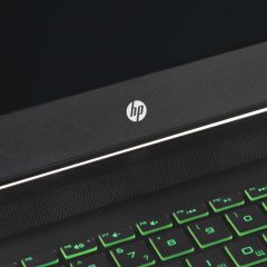 Logo HP ở cạnh dưới màn hình máy tính xách tay