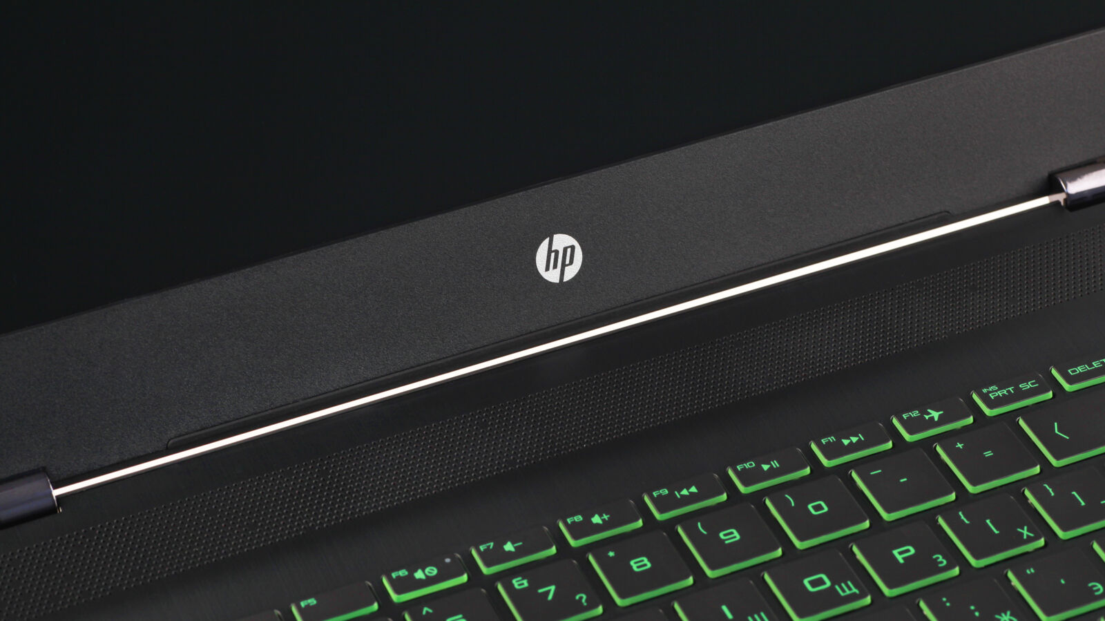 Logo HP ở cạnh dưới màn hình máy tính xách tay