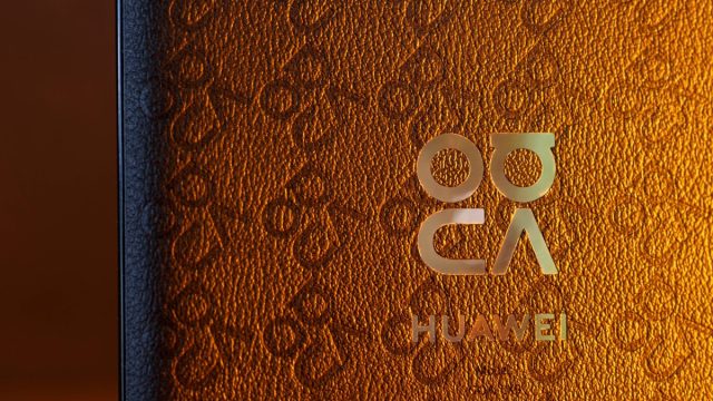 Logo Huawei trên bề mặt da màu nâu