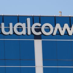 Logo Qualcomm gắn trên mặt tòa nhà trụ sở