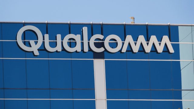 Logo Qualcomm gắn trên mặt tòa nhà trụ sở