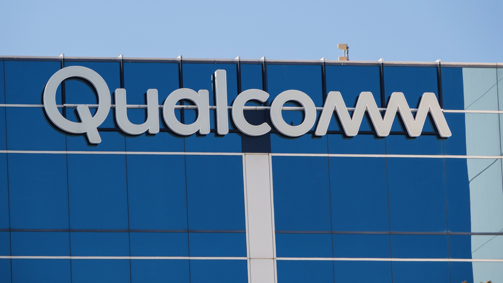 Logo Qualcomm gắn trên mặt tòa nhà trụ sở