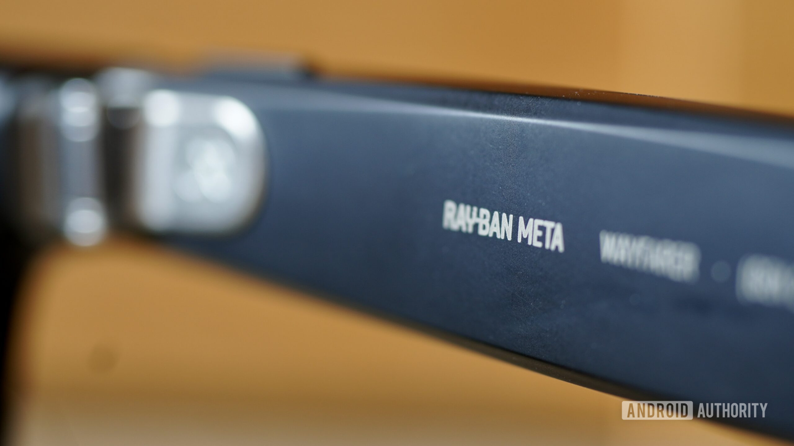 Logo Ray-Ban Meta trên gọng kính Wayfarer