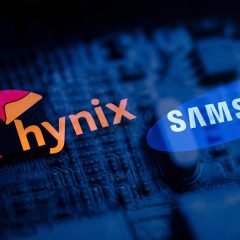 Logo SK hynix và Samsung trên nền bảng mạch bộ nhớ